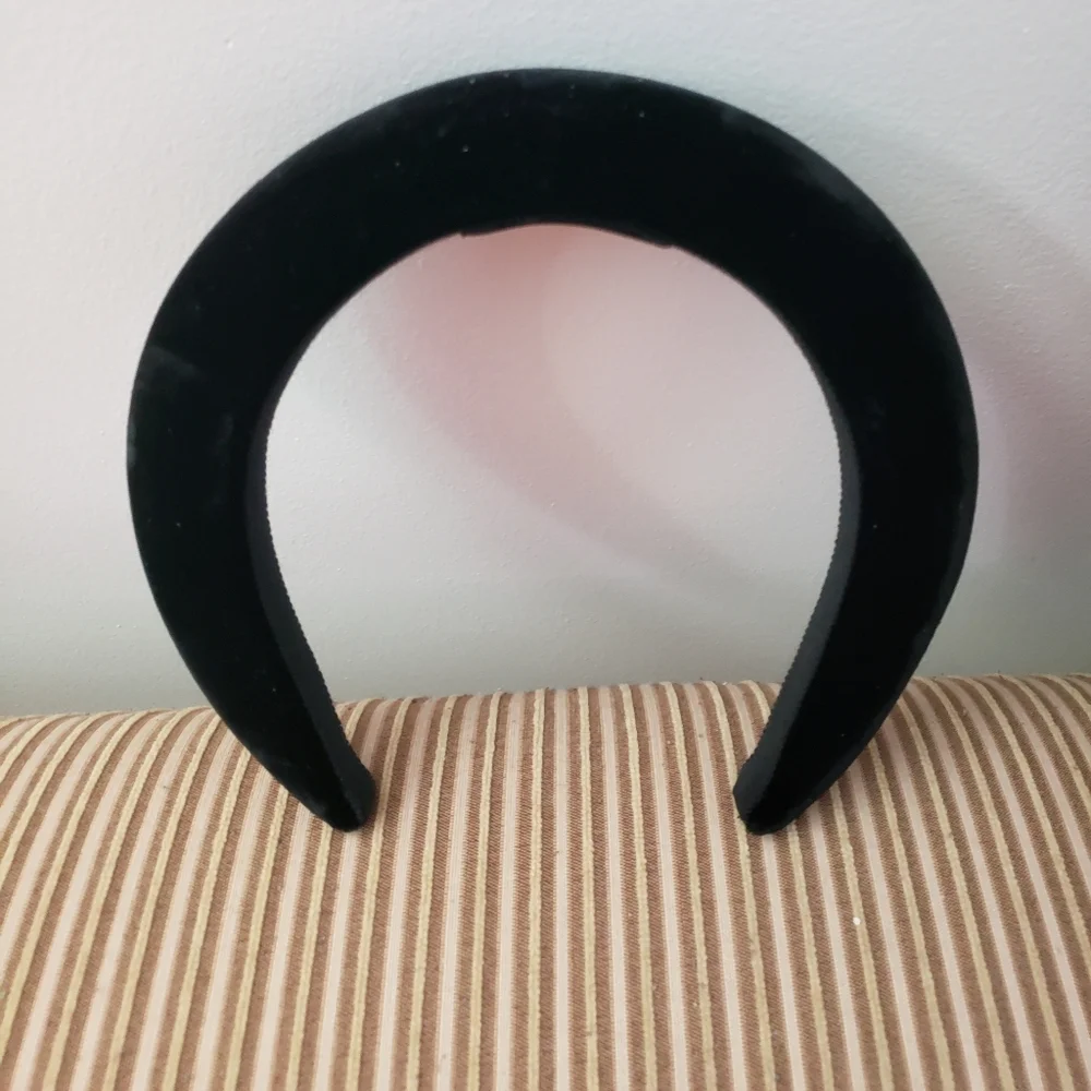 Chanel velveteen black headband AUTHENTIC NEW with  dust bag 400.00 or offer - Picture 4 of 7